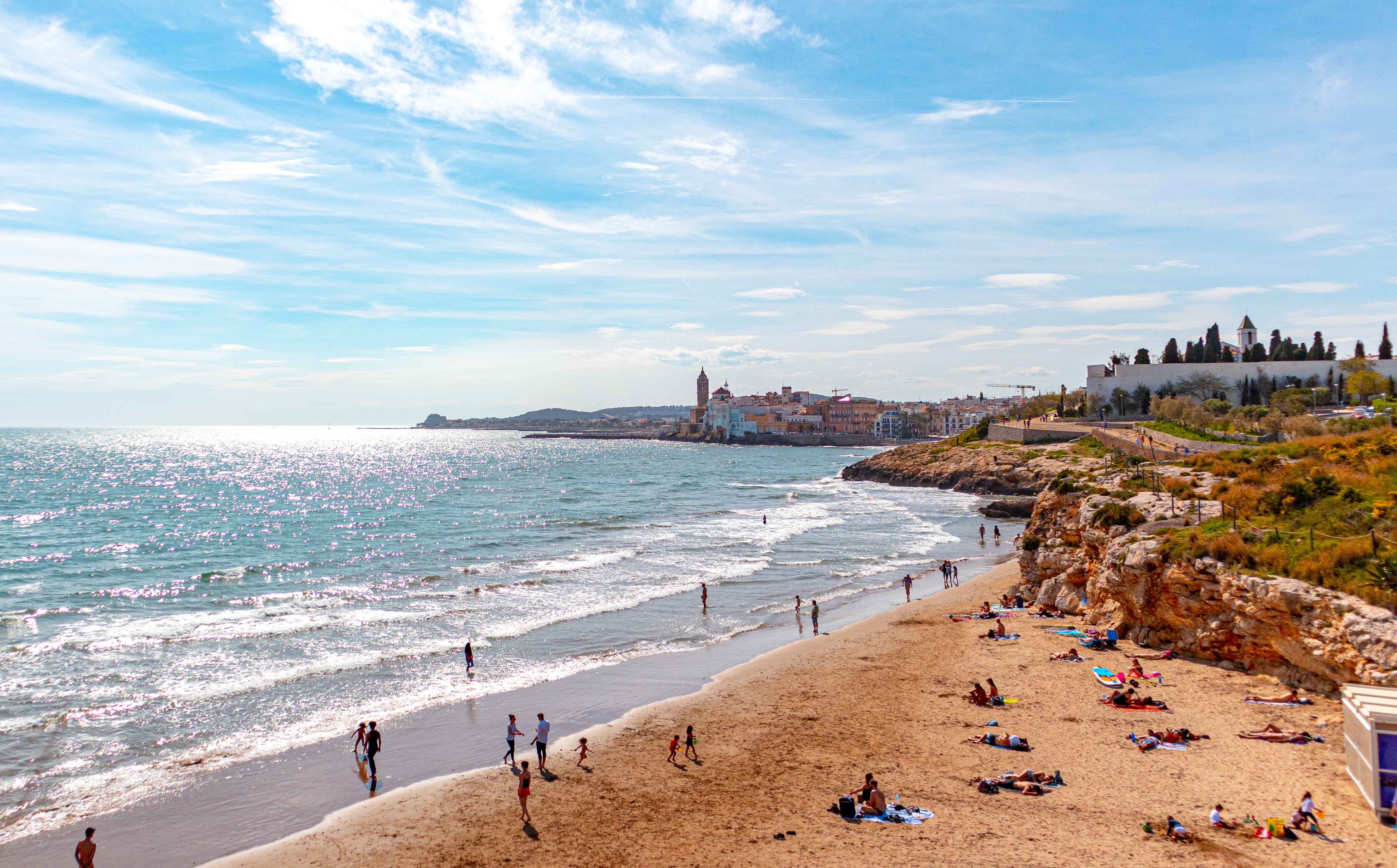 Vista de la iglesia y restaurantes de Sitges